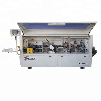 15〜20m/minの速さで自動エッジバンドリングマシン
